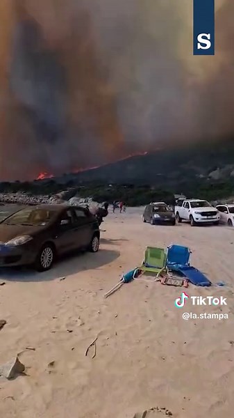 Incendio a Punta Molentis: fuga dai bagnanti