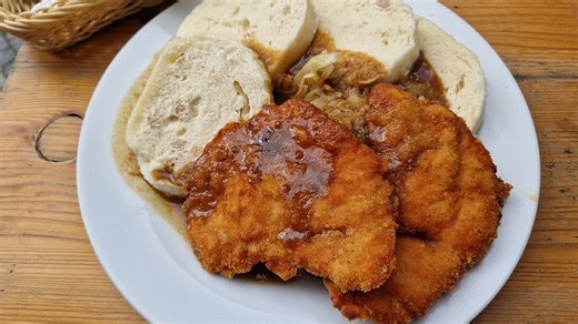 Pavlišovský řízek s knedlíkem a se zelím: Tradiční specialita s netradiční přílohou chutná překvapivě skvěle