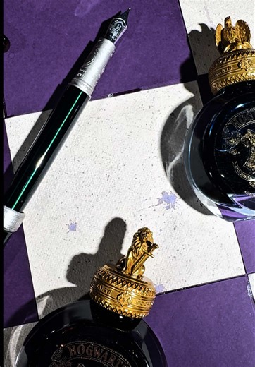 The new Ferris Wheel Press x Warner Bros. - Harry Potter collection is a true delight for lovers of magic and fine writing. 🪄 Inspired by the Houses of Hogwarts, the series enchants with refined details, rich colors, and a collectible character. At PaperConcept, you’ll find Carousel and Joule fountain pens from this collection, along with matching inks that bring a touch of wizarding atmosphere to everyday writing. ✨ #ferriswheelpress #inks #harrypottertiktok #harrypottercollection #calligraphy