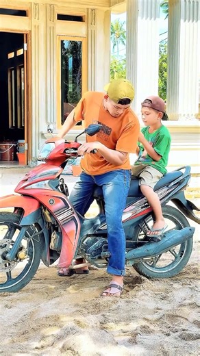 Bike Stopped… He Thought It Was Broken! 😳🏍️😂