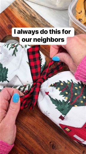 Liz Richards | Daily Original Vids on Instagram: "Festive way to gift baked goods to neighbors and friends by using a holiday dish towel as wrapping paper 🍪 #giftgiving #neighbors #christmascookies #bakedgoods"