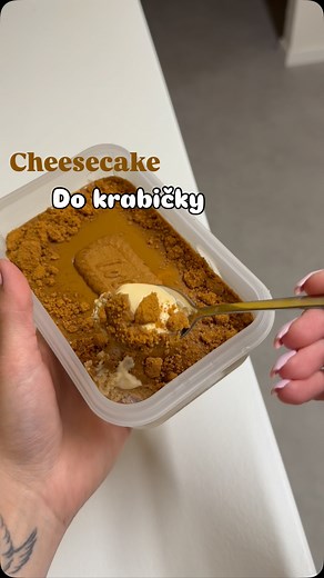 Kristína Jančová 🏋🏼‍♀️ Fitness & Výživa on Instagram: "Cheesecake do krabičky ❤️ Suroviny: • Keksiky • Maslo • Grécky jogurt • Proteínový puding Karamelovy (1,5PL) • Lotus krem Daj do chladničky na celú noc a môžeš vychutnávať 😍 Dobrú chuť 🥰"