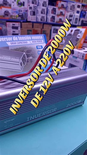 INVERSOR DE 2000W CONECTA A RU BATERÍA DE 12V PARA CONVERTIR LA ENERGÍA A 220 VOLTIOS PARA QUE PUEDAS CONECTAR TELEVISORES PLANCHAS LICUADORAS CARGAR CELULARES PARLANTES Y MUCHO MÁS #perú🇵🇪tiktok #inversor #baterias #kitsolar #viral