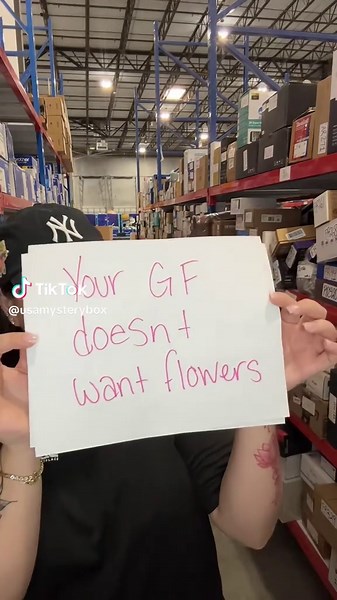 💐 Forget the flowers… give her what she really wants 👀🎁 #USAMysteryBox #MysteryBoxUnboxing #GiftIdeas #TrendingNow #SurpriseBox