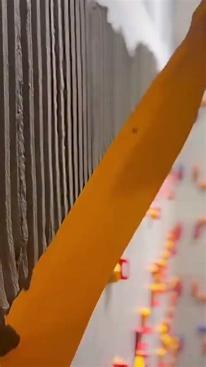 attaching ceramic tiles to the entire wall, use spacers to strengthen the ceramic tiles' adhesion.