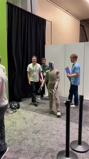Meet the Cheerful Humanoid Robot! 🏡 Guess the name of this amazing humanoid robot! 😄 It's not just a tech marvel but also a friendly companion, cheering up with humans and helping out with household chores. From cleaning to sharing smiles, it’s like having a helpful buddy at home. Who do you think this robot is? Drop your guesses in the comments! 👇✨ #tkcrobotics #trending ##explore #trendy #exclusive #newpost #NewTech #reelitfeelit #instagram #InstaTrends #instagood #Tesla #HumanoidRobot #Rob