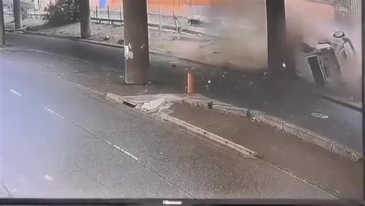 Serious Crash on M4 Southbound near Merebank A Quantum minibus taxi and a VW Caddy were involved in a serious collision near Merebank, with both vehicles ending up on Landsdowne Road as a result. #reamediahouse #reagazette #fyppppppppppppppppppppppp | Rea Gazette