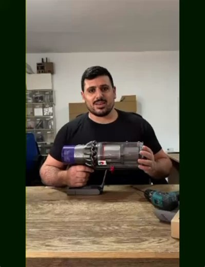 @DR_DYSON on Instagram‎: "המיכל של הדייסון מתמלא מהר – אבל לא כולם יודעים איך לנקות אותו נכון 👀 בסרטון אנחנו מראים איך לנקות את מיכל האבק של Dyson בצורה פשוטה ובטוחה. ניקוי נכון שומר על השואב ועל חוויית שאיבה טובה יותר ✔️ שומרים לפעם הבאה? ואם יש שאלה – אנחנו כאן 💬"‎