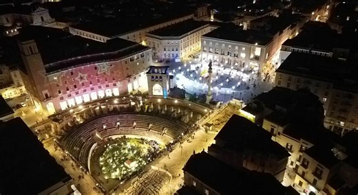 Il Bambinello nel presepe dell'anfiteatro: l'emozione del Natale batte nel cuore di Lecce