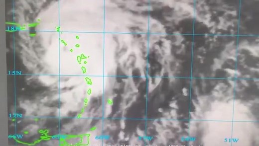 A 17h L'ouragan Hugo a frappé la Guadeloupe dans la nuit du 16 au 17 septembre 1989. Les sources s'accordent à dire que les premiers signes sérieux et les vents les plus violents ont commencé à se faire sentir en fin d'après-midi et en début de soirée du 16 septembre. * L'alerte de niveau 2 (cyclone probable dans les 12 à 24 heures) a été diffusée le 16 septembre à 12h, puis a été confirmée à 13h et à 22h, selon différentes sources. * Les vents ont commencé à s'intensifier dans l'après-midi, et