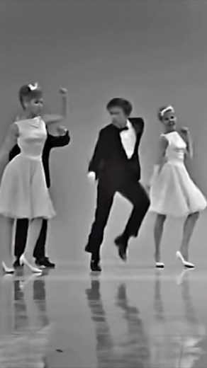 Bobby Banas and five other dancers perform “The Nitty Gritty” on THE JUDY GARLAND SHOW (1964). Bobby really knew how to cut the rug. 🕺 | the.vintage.era