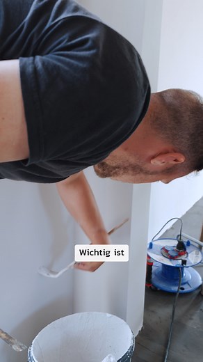 Du möchtest deine Innenwände selbst streichen? 👨🏽‍🎨 Michi zeigt dir heute, wie du mit den richtigen Tipps und Tricks ein perfektes Ergebnis erzielst! Vom Spachteln über Schleifen bis zum finalen Anstrich. Folge uns für mehr Profi-Tipps rund um Malerarbeiten und kreative Wohnideen! #Malerarbeiten #InnenwandStreichen #HeimwerkerTipps #DoItYourself #Wandgestaltung | Michael Stademann Ihr Allrounder