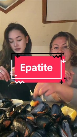 Ieri ve l'ho detto che oggi mangiavamo le cozze ed eccoci qua! Mentre alcuni di voi scrivevano commenti negativi, io sono andata dal pescivendolo e le ho prese. Lo faccio con sicurezza perché anche la TV l'ha detto che cotti si possono mangiare, come è da sempre sin dalla scoperta del fuoco. Il cibo si cuoce! Salute! #napoli #epatite #informazione #ospedale #fruttidimare