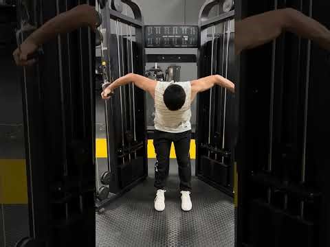 Método piramidal, ejercicio cross over en polea, utilizando una pirámide chata invertida.