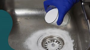 Test: Funkar det att skura diskhon med bikarbonat?