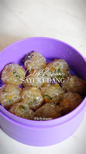 Agung Lely on Instagram: "Pengen cilok tapi biar gak ngerasa guilty bikin ini ajah. Jujur aku lebih suka yg ini sih.. enak bgt! Masaknya aku pake kukusan Mini Pisca dari moorlife. Muat banyak dan bisa ditumpuk jadi hemat tempat Moorlife ini produk plastik premium lokal asli Indonesia, udah food grade dan BPA free. Jadi kalian wajib punya juga yah🙌 Bahan : 1 keping bihun 1 genggam kol iris 1 genggam wortel iris 3 batang daun bawang 80 gr udang kupas 3 siung bawang putih 3/4 sdt garam 2 sdt kaldu
