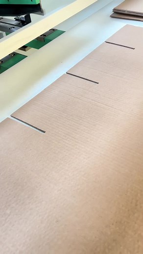 Four-knife slitting machine Four-knife slitter is a piece of equipment used in the corrugated board manufacturing process to cut large rolls of corrugated board into smaller pieces. The machine typically consists of four slitting blades or blade groups arranged in parallel that can cut the board into multiple strips at the same time. By slitting the corrugated board, the machine enables manufacturers to produce a variety of widths of board to meet specific packaging needs. The process increases