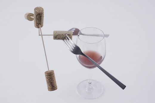 重心 ｜ 自由研究におすすめ！家庭でできる科学実験シリーズ「120秒の科学」｜ NGKサイエンスサイト ｜ NGK株式会社（旧社名：日本ガイシ株式会社）