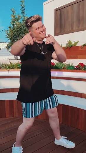 First TikToker to Enter Love Island Villa!