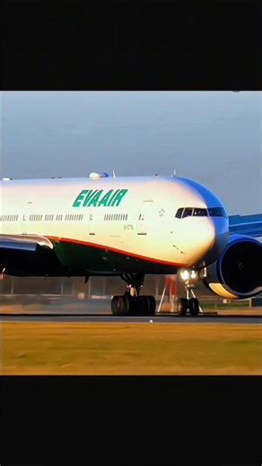EVA Airways Boeing 777-300ER smooth landing ✈️💯✌️🌏❤️❤️💫💫#AviationBeauty ✈️#SkyLovers 🛫