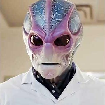 NOT EVERYONE CAN SEE THE ALIEN'S TRUE FORM #shorts #filmstoryline