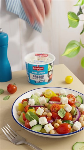 [Du Nouveau dans vos rayons frais] Nos cubes au fromage de Brebis du Sud-Ouest 🥗 👨‍🍳 Prêts à l’emploi, sans huile ni saumure pour des salades estivales Autrement bonnes ! Fraîcheur & légèreté garanties ! Conseil gourmand : vous pouvez les utiliser aussi pour vos apéritifs 😋 On ne vous raconte pas de salade : le pot est toujours recyclable 🌱 📲 En savoir plus : https://bit.ly/49DSvpn #Entremont #Recette #Salade #Apéritif #FromagedeBrebis #Fromage #Brebis | Entremont France