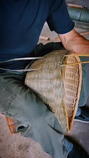 138K views · 1.8K reactions | My rough-and-ready craftsmanship focuses on practicality and sturdiness; this round, handle-mounted tea-picking basket is a testament to that. #TraditionalFolkCrafts #BambooWeaving | Creative craftsmanship | Facebook