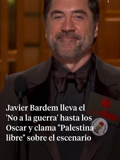 🗣️”No a la guerra y Palestina libre”. Javier Bardem ha acudido a la gala de los Oscar 2026 con dos insignias en su solapa: la misma pegatina de ‘No a la guerra’ que llevó en los Goya 2003 por la guerra de Irak y bajo ella, un pin del niño Handala, símbolo de resistencia de Palestina. “El cine hay que celebrarlo… pero también hay que aprovechar este altavoz para hablar de las cosas que están creando tanto dolor en el mundo”, ha dicho Bardem. “Es otra guerra ilegal, matando gente inocente, basado