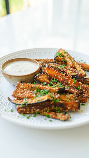 Betto Auge on Instagram: "Palitos crocantes de Berinjela (forno e airfryer) Essa receita fácil transforma a berinjela em palitos assados e crocantes que parecem batata frita. De brinde nesse vídeo, vocês ainda ganham a receita de um molho secreto que combina com legumes assados, saladas e sanduíches. Já envia esse vídeo para a pessoa que vai curtir essa receita. Ingredientes para a berinjela 2 berinjelas médias 6 colheres de sopa de azeite 2 colheres se sopa de gergelim 2 colheres de sopa de par