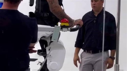 Fernando Fernades usa exoesqueleto para voltar a andar