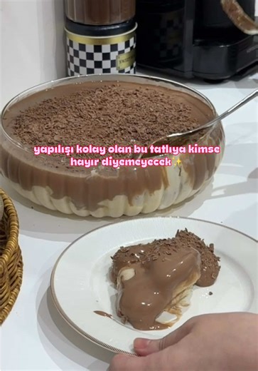 Muhteşem bir tatlı tarifiyle geldim dışarda yediğiniz tatlıyı aratmayacak lezzette🤭 Muhallebi için; 2 yumurta sarısı 4 su bardağı süt 1 su bardağı şeker 3 yemek kaşığı un 1 yemek kaşığı buğday nişastası 1 paket vanilin Bütün malzemeleri güzelce karıştırıp ocağa alıyoruz. Kaynadıktan sonra muhallebimizi kenara alıyoruz. Muhallebinin içerisine; 1 paket krem şanti Yarım su bardağı süt 3 yemek kaşığı labne ekliyoruz. Hazırlamış olduğumuz muhallebi içerisine 1.5 paket kedi dili 2 muz dilimledim. Gan