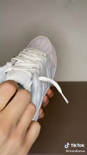 Poner los cordones de las AF1 con flow