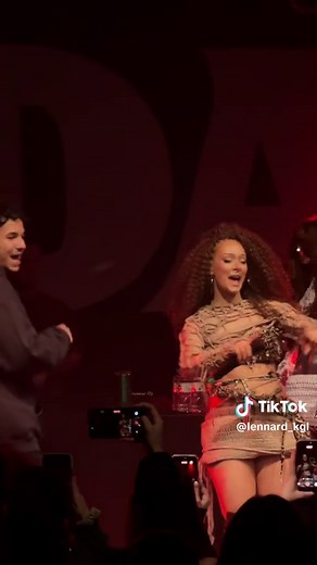 Erda performt „Whine“ live mit Fan