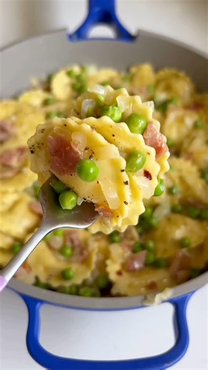 MacKenzie Smith on Instagram: "Obsessed is an understatement! This Trader Joe’s Cacio e Pepe Ravioli gets the ultimate spring glow-up with crispy prosciutto, buttery sweet onions, tender peas, and a shower of parm. Minimal effort. Maximum flavor. Ready in 20 and totally dinner-party-worthy—whether it’s a lazy Monday or not! Follow me & comment “Ravioli Recipe” to get the full recipe sent straight to your inbox! 🧈5 slices prosciutto, roughly chopped 🧈2 tbsp salty butter 🧈1 tbsp olive oil 🧈1 m