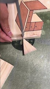 Mesin super tajam untuk memotong pola pada papan kayu dengan efisien #shorts