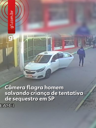 São Paulo - Uma câmera de segurança registrou o momento em que um pedestre impediu a tentativa de sequestro de uma criança em Guaianases, na Zona Leste de São Paulo, na tarde de terça-feira (16). Segundo a Secretaria da Segurança Pública (SSP), dois homens embarcaram em um táxi e orientaram o motorista sobre o trajeto. Ao chegarem à Rua Moreira Neto, um dos suspeitos desceu do carro. As imagens mostram o homem caminhando em direção a um menino que andava de bicicleta. Em seguida, ele segura a cr