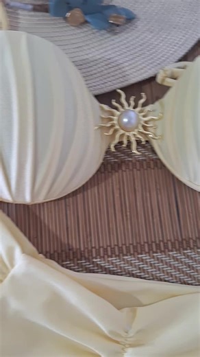 Traje de baño de copa varilla color mantequilla