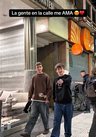 La gente en la calle me ama: reacción y diálogo gracioso