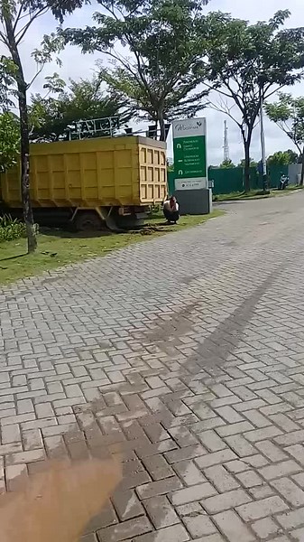 Hydraulic Lift Mechanism on Yellow Dump Truck