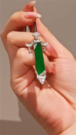 没错是一条 按道理来说它应该要和其他的蛋面材料一样切成一个一个蛋面的 这叫什么绿我叫不出名字 但是它