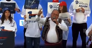 “Shkrepi dielli e drita, se ç’na vjen Lacivita”/ ‘Bilbilat e Vrionit’ në Kuçovë i thurin këngë popullore Berishës | Berati TV