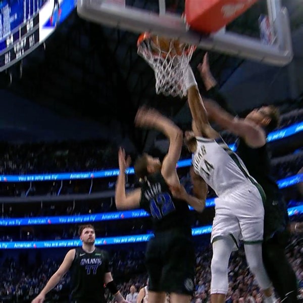 GIANNIS LEFTY DUNK IN TRAFFIC. | Milwaukee Bucks