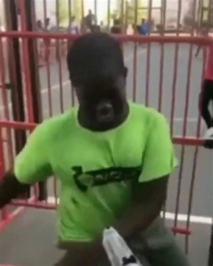 @18.plusreel on Instagram: "Follow @18.plusreel for more 🩸 无敌破坏王 (2012) – 详细摘要 导演:里奇·摩尔 工作室:华特迪士尼动画工作室 配音:约翰·C·赖利、莎拉·西尔弗曼、杰克·麦克布雷尔、简·林奇 前提 故事发生在一个游戏厅内,游戏厅关闭后,视频游戏角色将过上充实的生活。主角 Wreck-It Ralph 是经典 8 位街机游戏 Fix-It Felix Jr。的反派。在他的游戏中,Ralph 的工作是摧毁一座建筑物,而英雄 Fix-It Felix 则修复损坏并赢得奖牌。每天,拉尔夫都会被扔下大楼,并被游戏中的居民忽视。 在成为“坏人”30年后,拉尔夫感到孤独和不被赏识。他参加了一个名为 “Bad-Anon” 的支持小组,其他游戏中的反派如 Bowser 和 Dr。Eggman）鼓励他接受自己的角色。但拉尔夫不想再做坏事了—他想要像菲利克斯那样得到尊重和认可。 拉尔夫的夺牌之旅 拉尔夫相信,如果他能赢得奖牌,其他人最终会接受他作为英雄。他偷偷溜出游戏（这是被禁止的,因为角色不应该离开他们的游戏）并进入了一款名