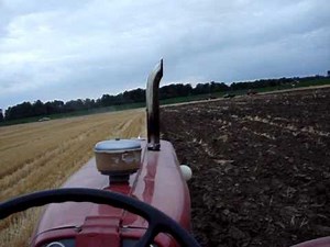 Farmall 660 Diesel plowing