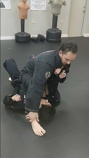 Jiu-Jitsu walkthrough of triangle choke from mount