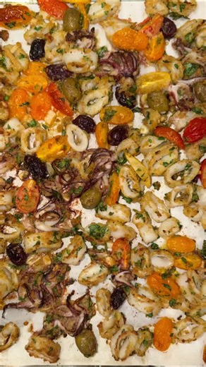 Fish Fridays (Soon to be Seafood Saturdays) but I couldn’t help myself… Easiest crispy calamari you’ll ever make — no deep frying needed. Rinse the calamari and cut into 1-inch rings. Add to a mixing bowl with sliced @SUNSET® Wild Wonders mini tomatoes, minced garlic, olives, fresh chopped parsley, @Cento breadcrumbs, and @Graza olive oil. Toss until everything is coated. Spread out on a parchment-lined baking sheet, drizzle a little extra olive oil, and bake in a preheated 425° oven for about 2