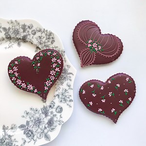 747K views · 2K reactions | If you don't have the right cookie cutter or need a certain size of cookies, you can cut them out as I did in this video. To do it easely just put the dough into freezer for 15-20 min before cutting. Enjoy! ❤️ Piping bags I use... https://amzn.to/3rSkCw8 My Etsy... https://www.etsy.com/shop/NadiaMLB Visit Epidemic Sound and get a free trial... https://www.epidemicsound.com/referral/6fhlgy/ | My little bakery | Facebook