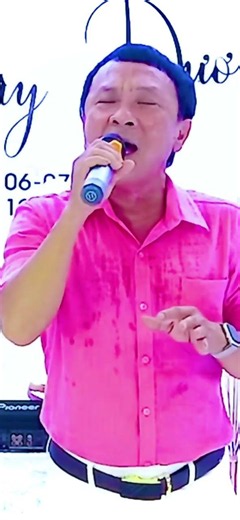Comedian Dung Nhi sings traditional Vietnamese folk songs for a bit too long, but it's so good! 🥰