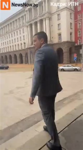 ИТН потърсиха среща с президента заради нота от Иран Депутатите не бяха допуснати в президентството, Йотова обеща разговор в 14:00 часа Парламентарната група на „Има такъв народ“ (ИТН) поиска почивка по време на извънредното пленарно заседание, за да отиде в президентството и да потърси среща с държавния глава Илияна Йотова. Повод за искането е получена, според тях, „заплашителна“ нота от Иран, за която те твърдят, че институциите не са информирали своевременно обществото. Депутатите, предвождан