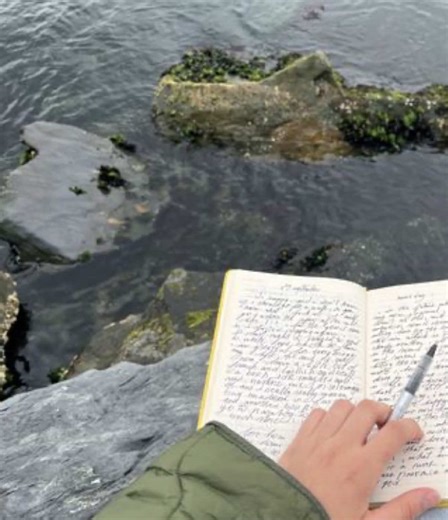 Easiest journal prompt to get you started ♥️ #journalwithme #journalprompt #declutteryourmind #mindfulness #journal